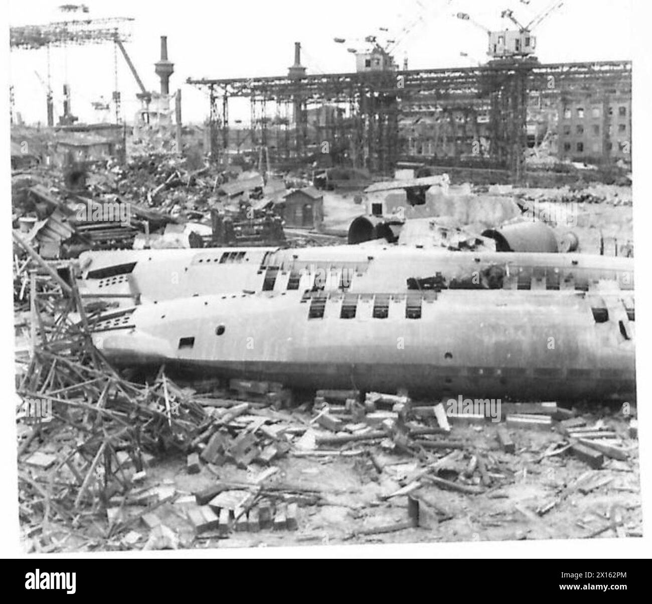 Le chantier naval Blohm-Voss à Hambourg montre des sous-marins infusés endommagés suite à la reddition lors des opérations du 21e groupe d'armées de l'armée britannique. Banque D'Images