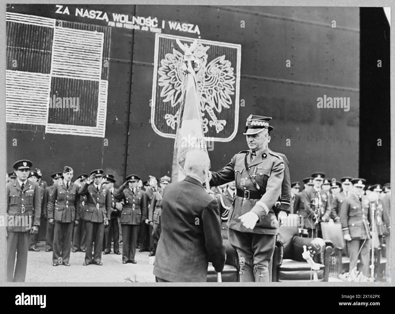 Le standard de l'armée de l'air polonaise, fabriqué à Wilno sous occupation soviétique, a été introduit en contrebande via la Suède en Grande-Bretagne et présenté au général Władysław Sikorski à la RAF Swinderby le 16 juillet 1941. Le maréchal de l'air Charles Portal et le chef d'escadron Marian Piotrowski ont assisté à la cérémonie. Banque D'Images