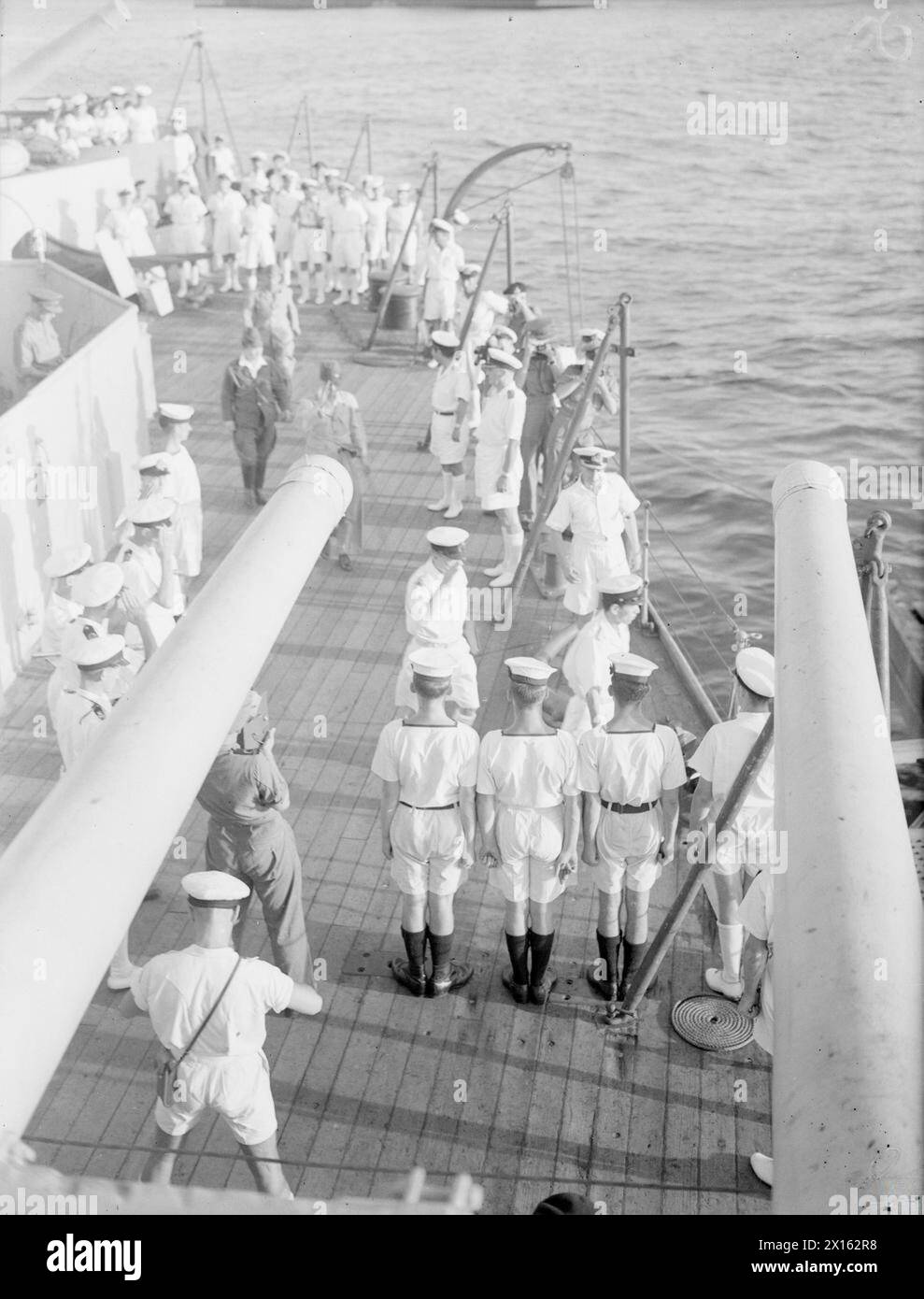 Le cuirassé britannique HMS Nelson, navire amiral du vice-amiral H T C Walker, accueille la conférence de reddition de Penang du 28 août au 2 septembre 1945. Les officiers japonais partent lorsque les Royal Marines prennent le contrôle le 3 septembre. Banque D'Images
