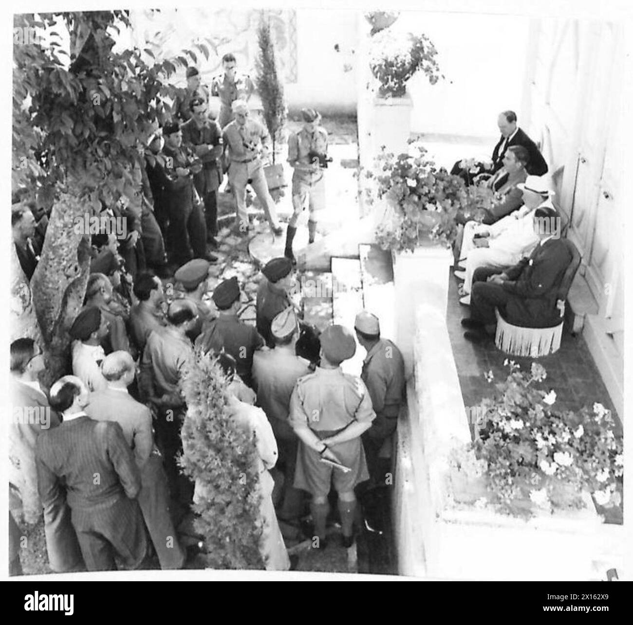 Winston Churchill s'adresse aux correspondants de guerre dans le jardin de la maison du ministre britannique lors de sa visite en Afrique du Nord. Banque D'Images