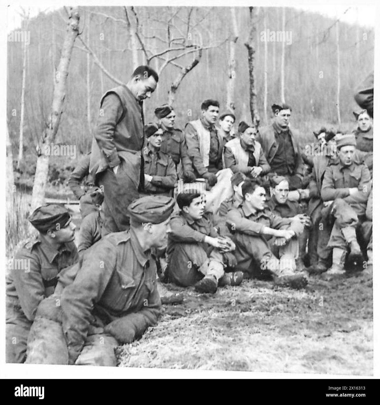 Les soldats montrent de l'intérêt et une réflexion profonde lors d'une session d'éducation militaire en Italie Banque D'Images