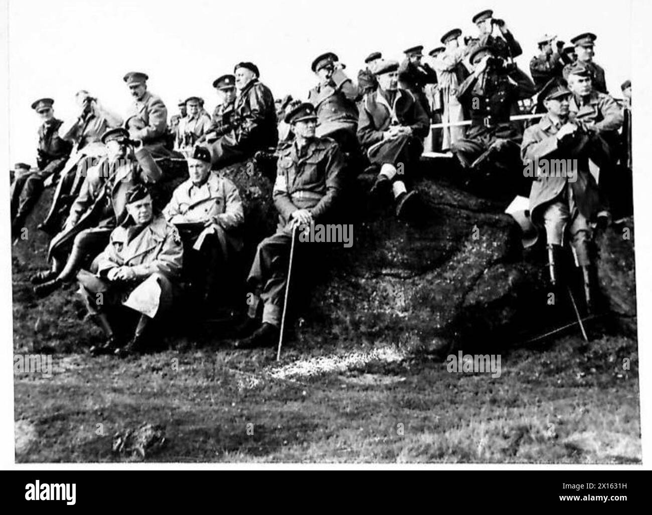 Les hauts commandants britanniques et alliés observent une fausse bataille au cours d'un cours de formation pour le leadership de l'armée au pays. Banque D'Images