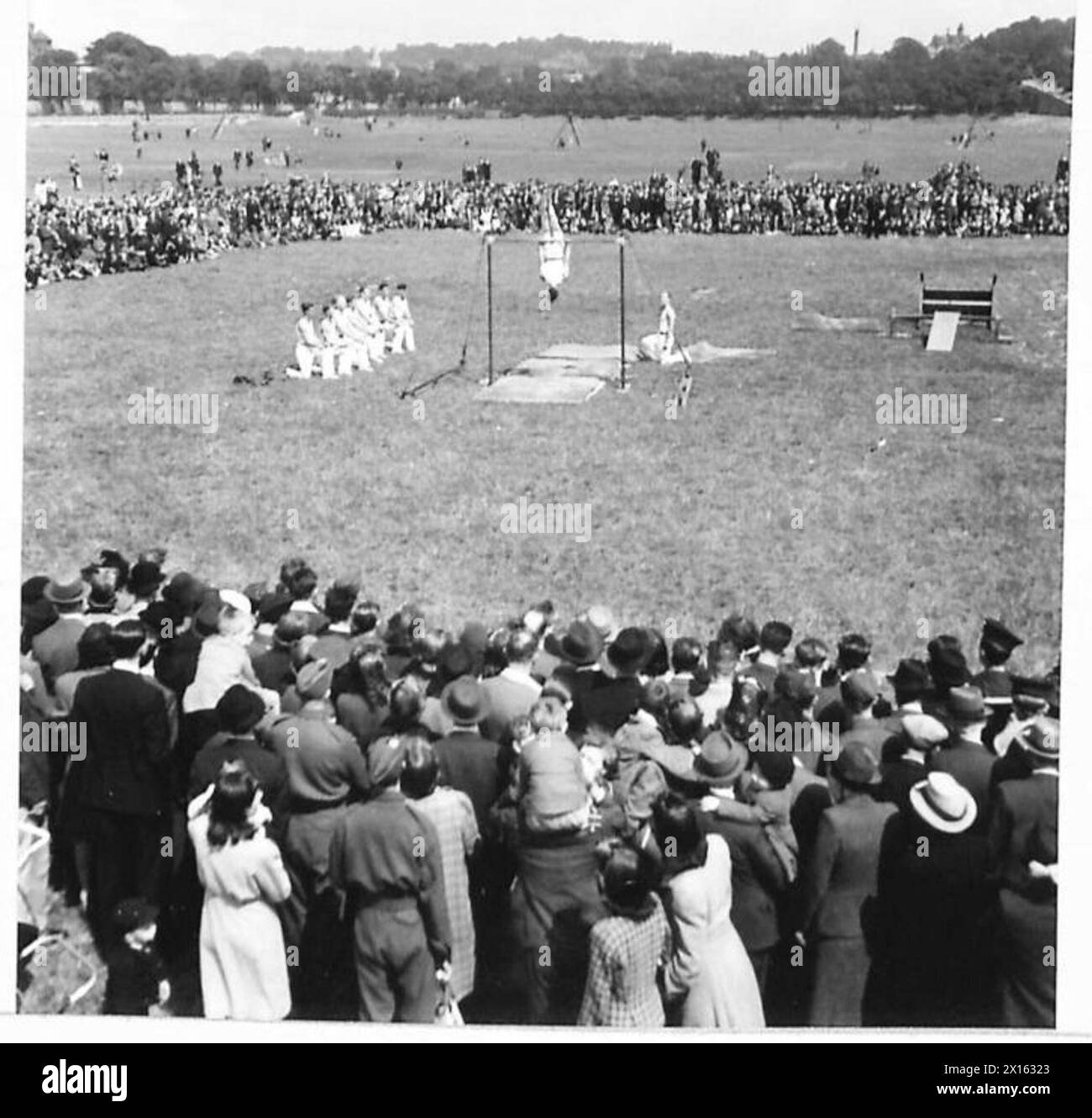 Des membres de l'équipe d'entraînement physique ont effectué une démonstration militaire sur le terrain de loisirs tandis que des centaines de spectateurs ont observé la manifestation. Banque D'Images