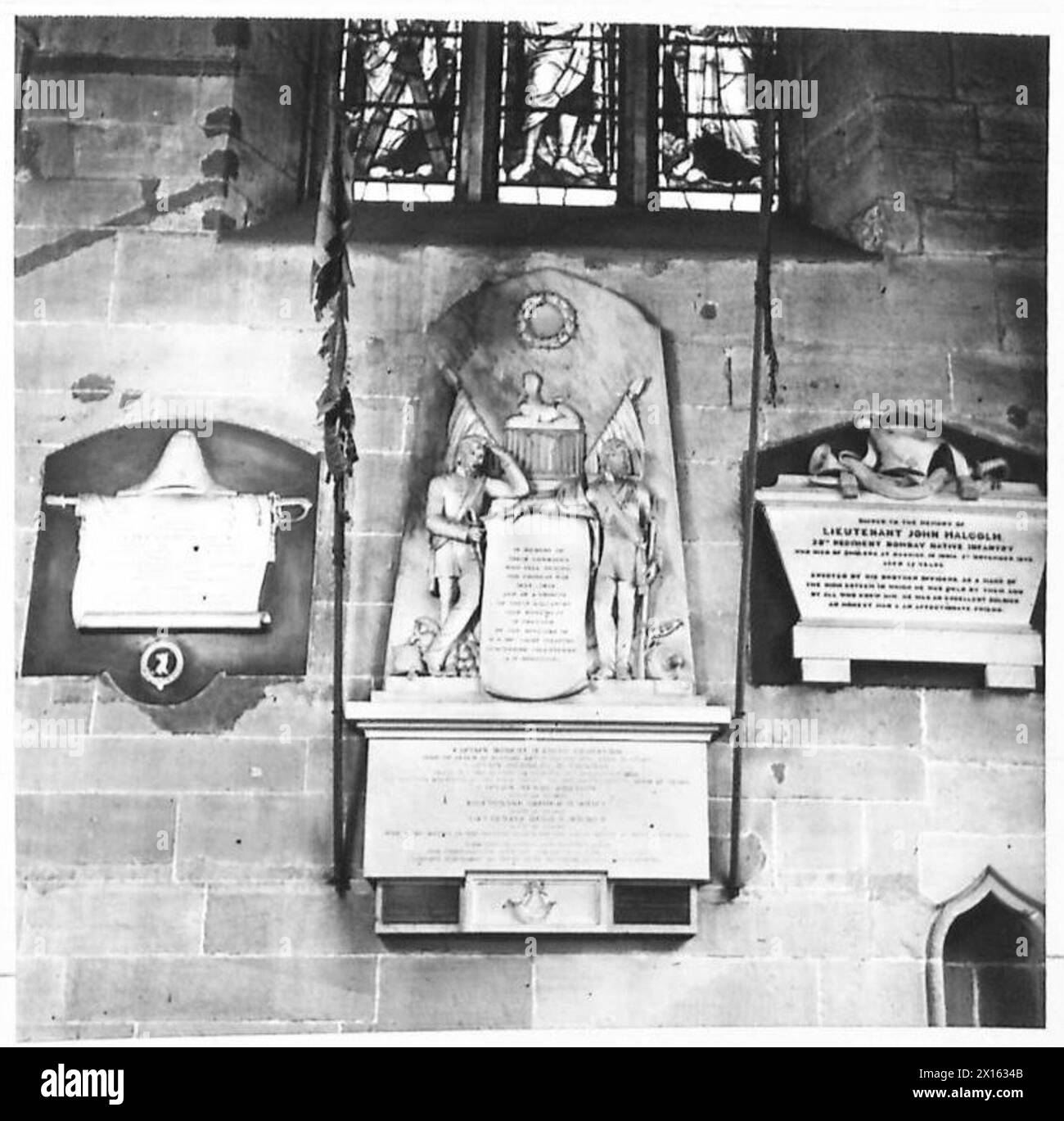 Les couleurs du 90th Cameronians sont exposées à East Parish Church (selon Johns), Perth, dans le cadre d'un événement cérémonial de l'armée britannique. Banque D'Images Les couleurs du 90th Cameronians sont exposées à East Parish Church (selon Johns), Perth, dans le cadre d'un événement cérémonial de l'armée britannique. Banque D'Images