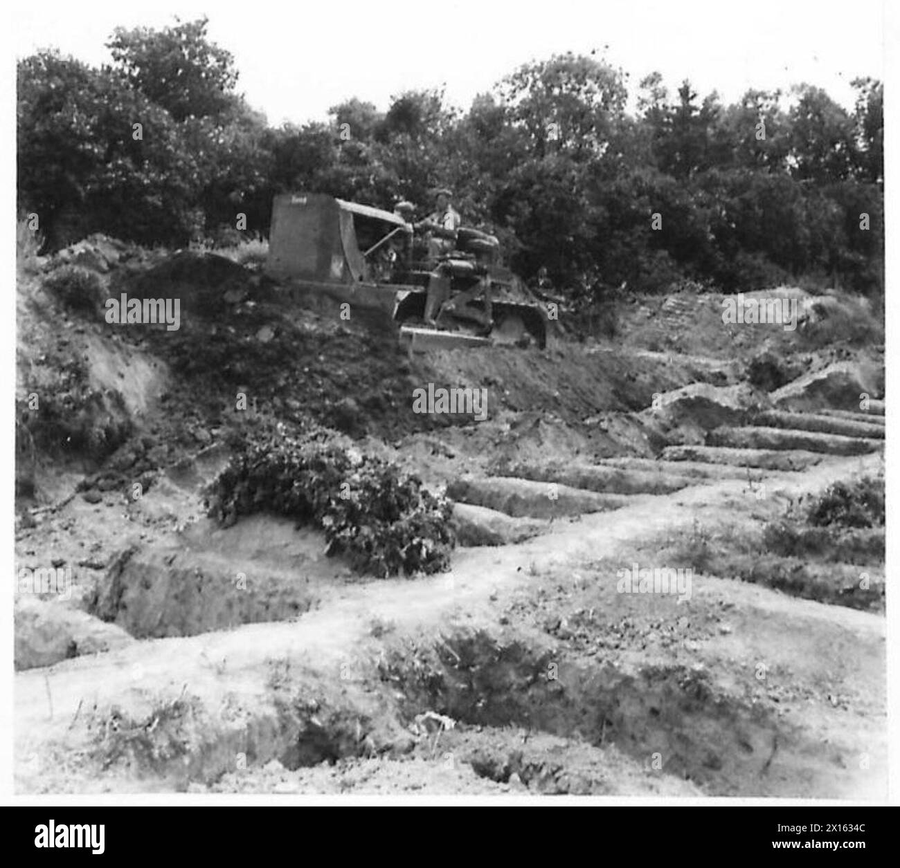 Un bulldozer britannique du Royal Engineers remplit des fosses communes contenant des victimes du siège de Vienne. Banque D'Images