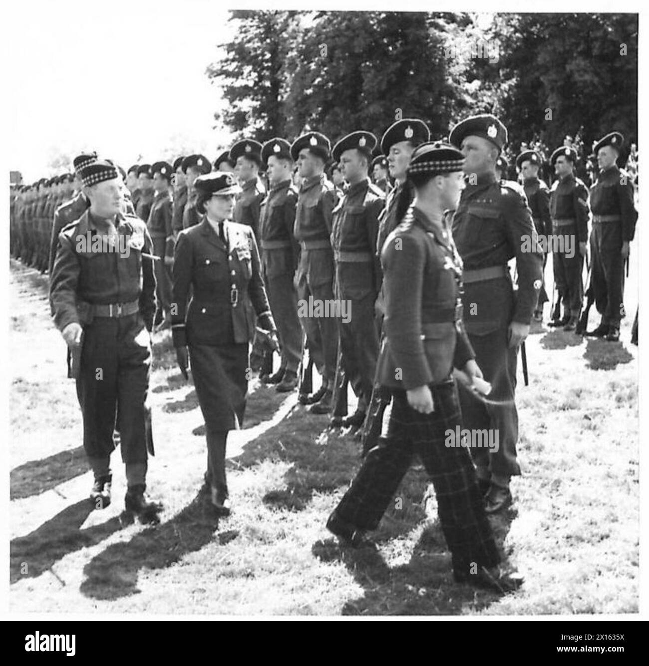 SAR LA DUCHESSE DE GLOUCESTER INSPECTE LES KING'S OWN SCOTTISH BORDERERS - accompagnée par des officiers du bataillon, la duchesse de Gloucester inspecte la Garde d'honneur de l'armée britannique Banque D'Images