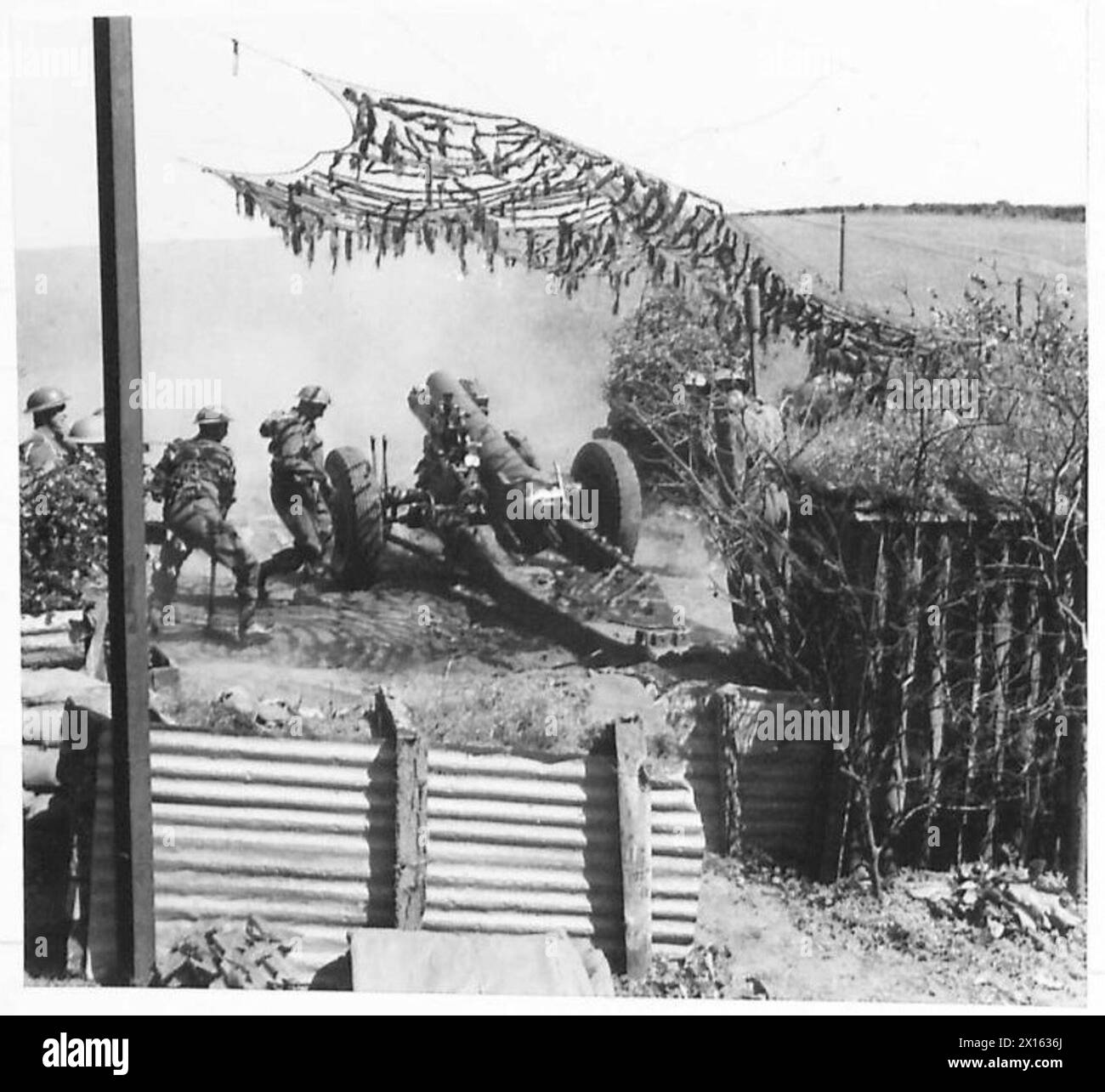 Les obusiers de 6 pouces opèrent depuis des emplacements camouflés le long de la côte pendant la pratique du tir Banque D'Images