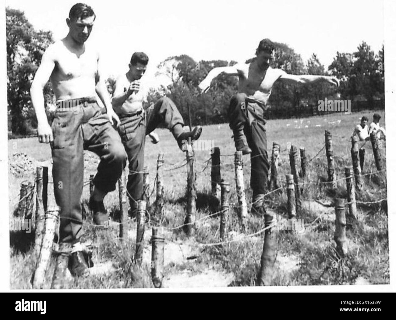 À l'école d'entraînement physique de Hendon, les soldats pratiquent le levage et l'équilibrage tout en négociant des treillis métalliques simulant des terrains difficiles tels que la neige profonde et le sol marécageux. Banque D'Images