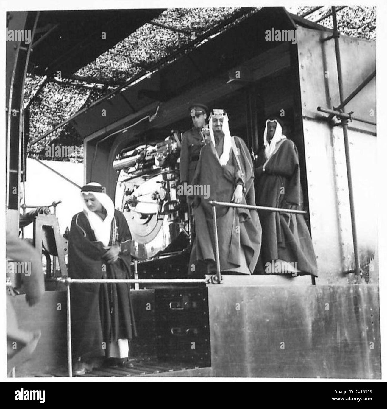 L'émir Feisal bin 'Abd al-Aziz et son frère Khalid inspectent un canon traversant la Manche lors de leur visite à Douvres. Banque D'Images