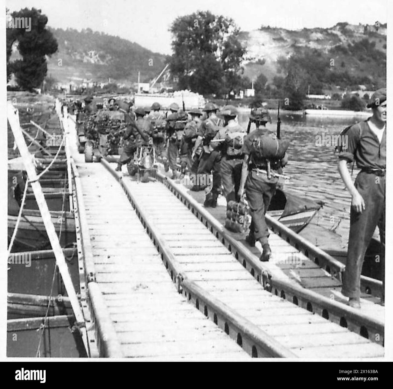 Montre le Hampshire Regiment traversant la Seine à Vernon via des ponts militaires, dans le cadre des opérations de l'armée britannique, 21e groupe d'armées. Banque D'Images