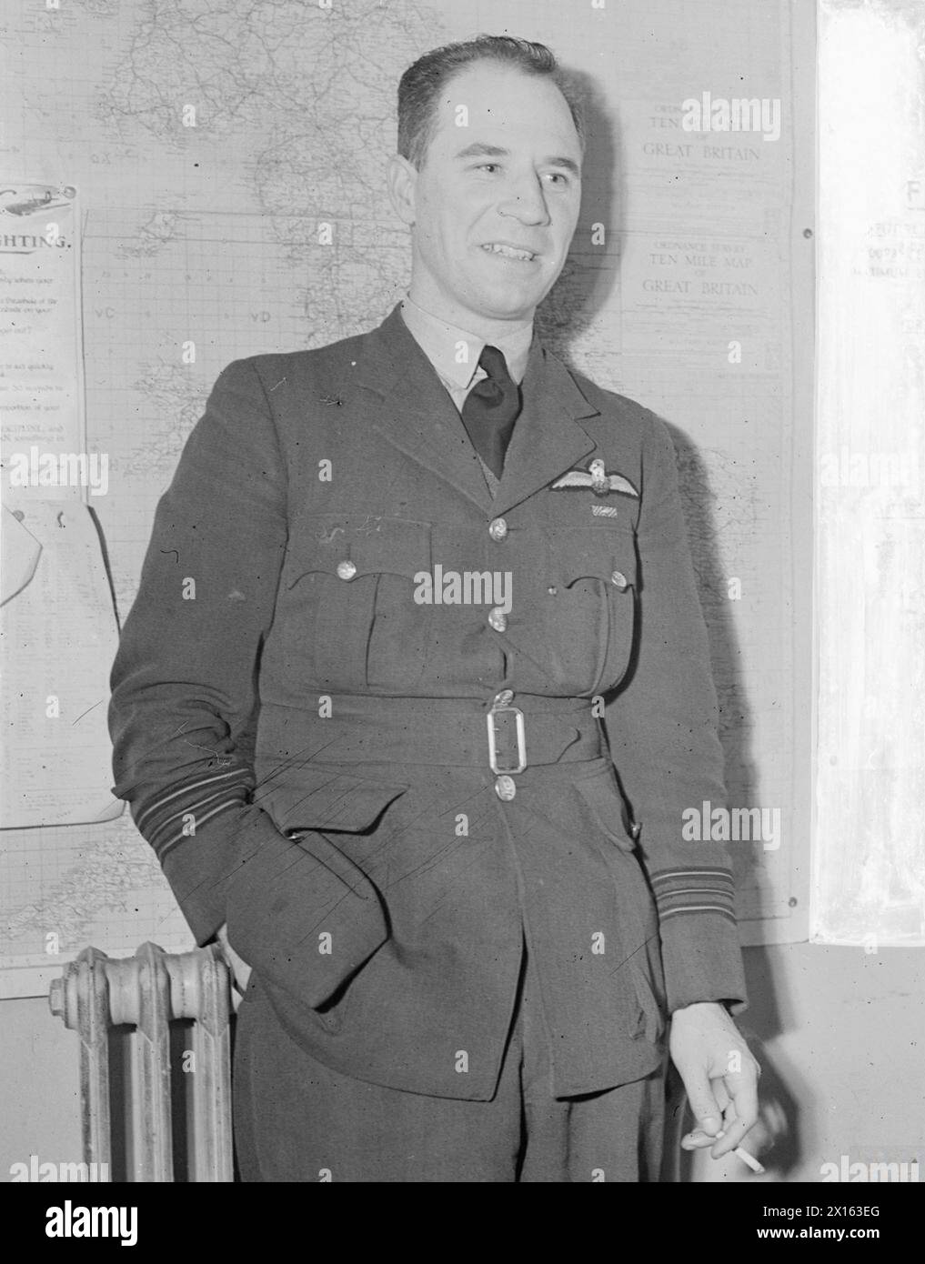 Le chef d'escadron A. McDowall a commandé plusieurs escadrons de la RAF entre 1939 et 1945, y compris les 602, 245, 232, 13, et 616 Squadrons. Il entraîne des pilotes de chasse, conduit le No. 616 Squadron à devenir la première unité opérationnelle avec des chasseurs à réaction Gloster Meteor, et remporte 18 victoires aériennes confirmées pendant la seconde Guerre mondiale. Banque D'Images