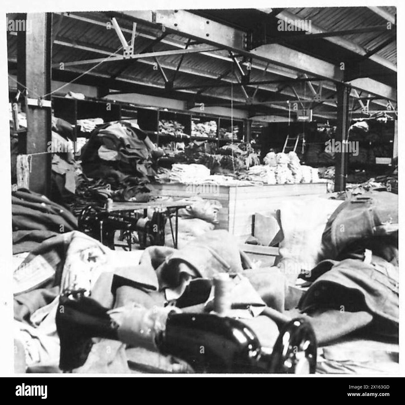 Le service de réparation Army Clothing Depot traite les robes de combat, les manteaux et les tuniques ATS. Les vêtements sont réparés, classés et emballés en paquets de dix pour être redistribués. Des milliers d'articles jetés sont traités chaque semaine pour être réutilisés ou éliminés dans ce dépôt d'ordonnance de l'armée britannique. Banque D'Images