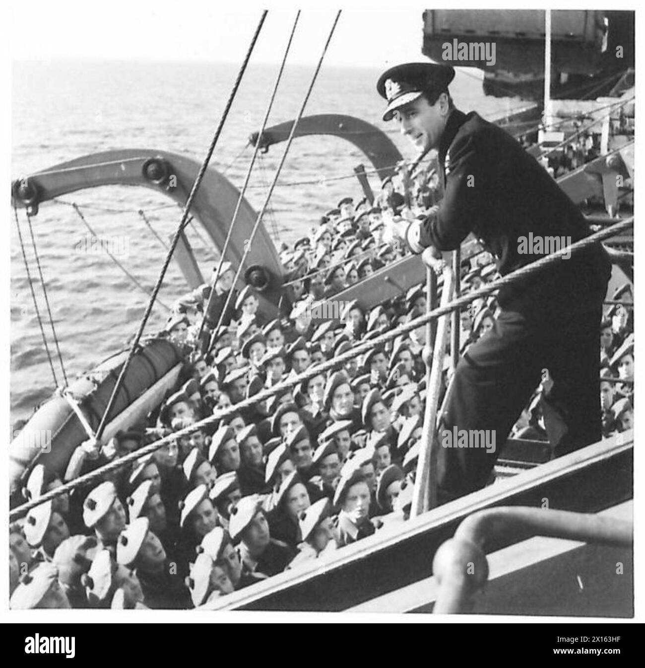 Lord Louis Mountbatten rend visite au Commando No.6, prononçant un discours aux officiers et aux hommes avant une opération. Banque D'Images