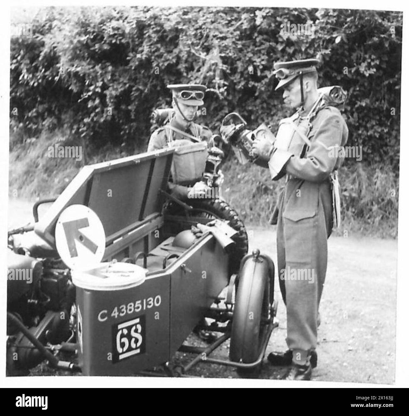 La police militaire signe Party installe des panneaux routiers sur le bord de la route, en utilisant des side-cars pour transporter des panneaux, des lampes et des outils, dans le cadre des opérations de l'armée britannique. Banque D'Images