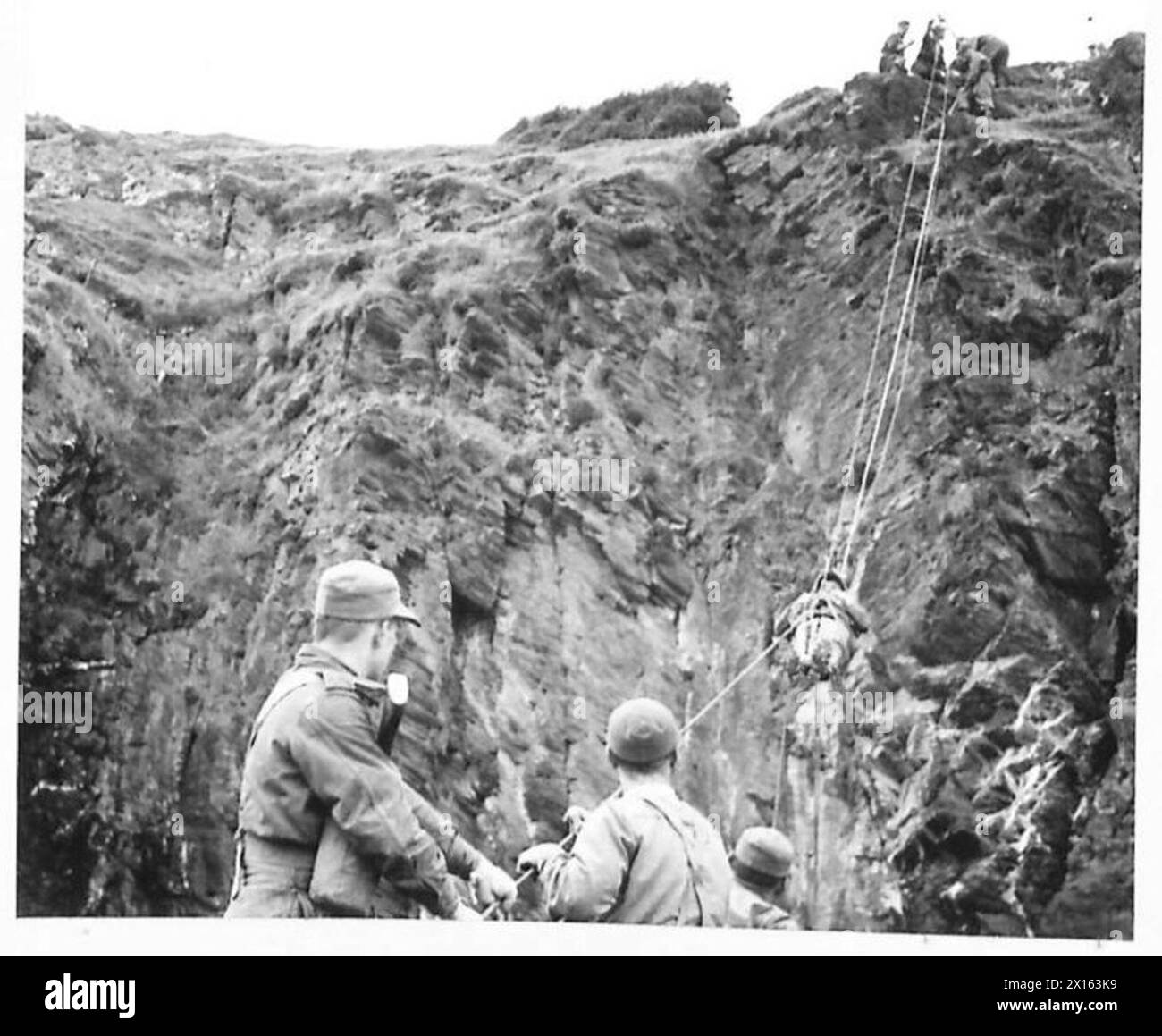 Une victime est transportée à l'aide d'une civière Neil Robertson par le personnel des Green Devils de l'armée britannique. Banque D'Images