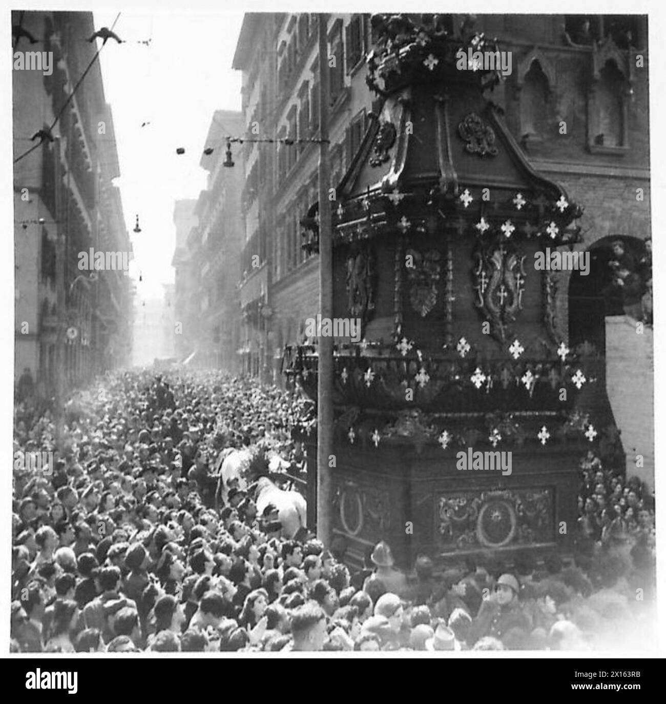 À Florence, des bœufs décorés de fleurs traînent un carro dans des rues bondées lors de la première cérémonie complète en cinq ans. Banque D'Images