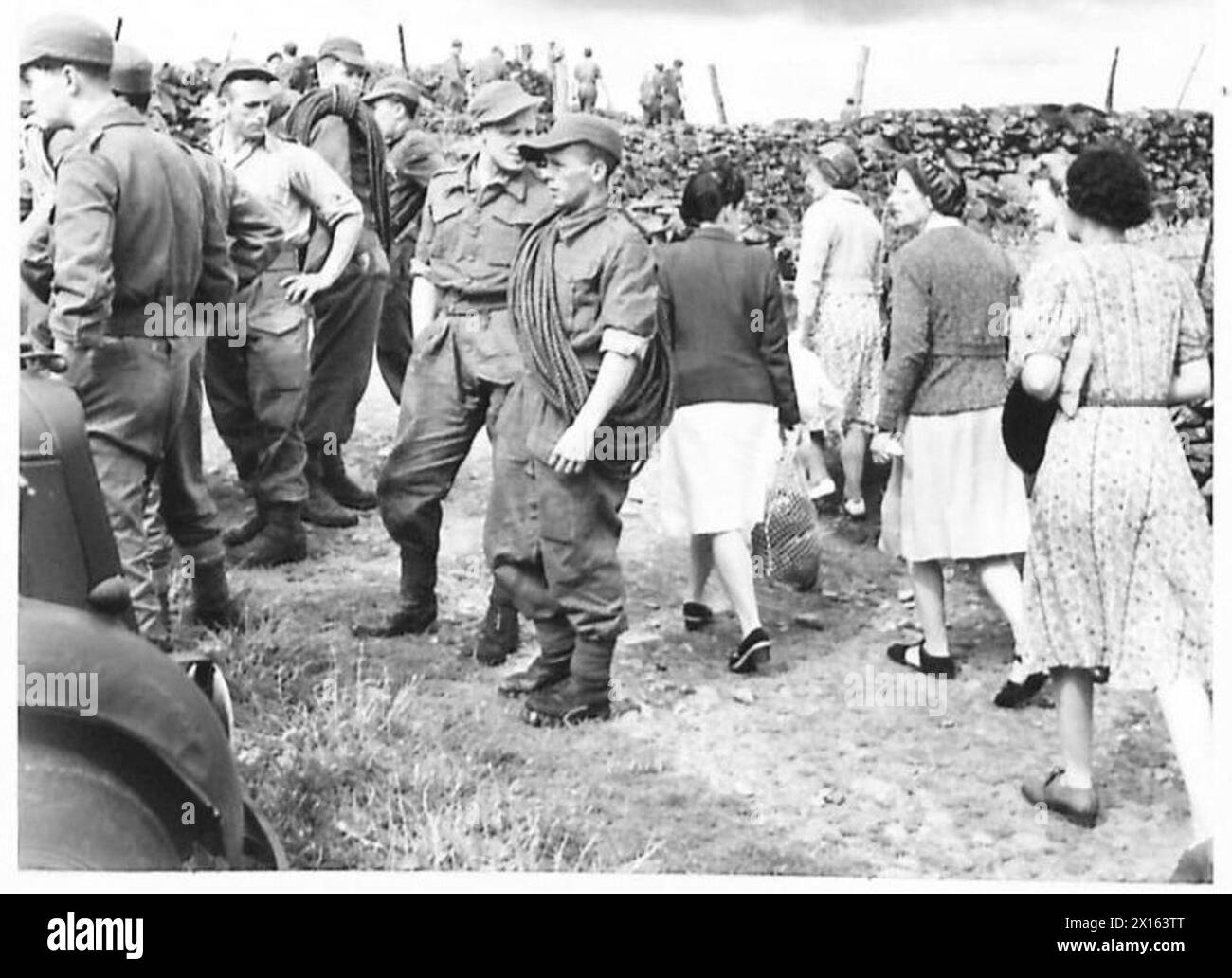 Les vacanciers observent des soldats, connus sous le nom de Green Devils, qui se préparent à un exercice d'escalade sous la supervision de l'armée britannique. Banque D'Images