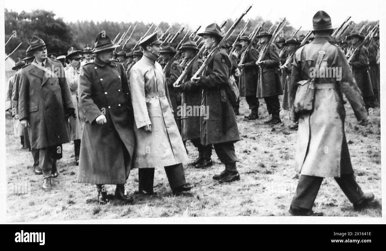 Le roi a rendu visite aux forces néo-zélandaises, inspectant le groupe de construction et d'entretien des chemins de fer engagé dans les opérations de construction et d'entretien des chemins de fer. Banque D'Images