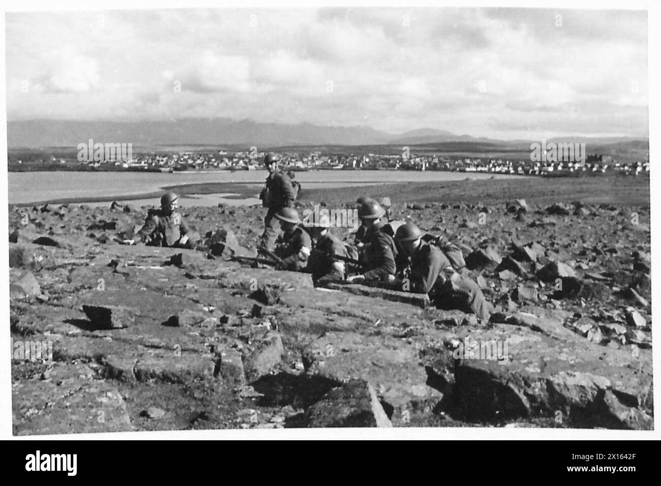Les troupes britanniques et canadiennes gardent un avant-poste surplombant un terrain aride près de Hafnarfjordur, en Islande. Banque D'Images