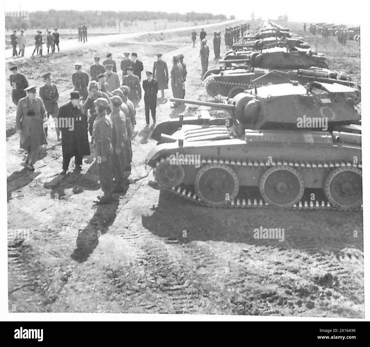 Le premier ministre et le général Marshall inspectent le personnel et les chars Covenanter d'une division blindée de la Garde après une fausse bataille lors d'une visite de l'armée britannique. Banque D'Images