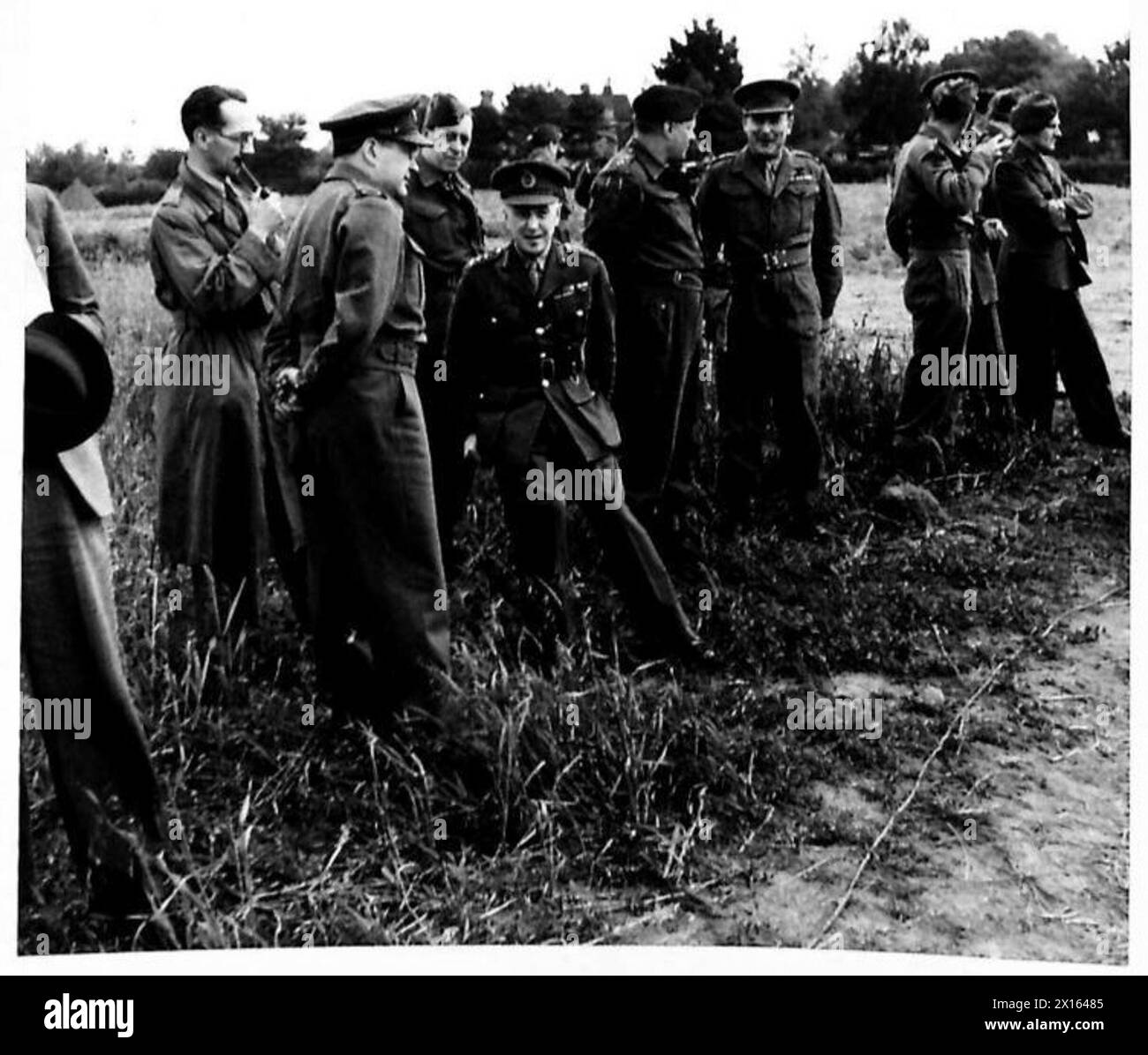 Le général Sir Frederick pile, GOC-in-C A.A. Command, informe les correspondants de guerre sur un site de canons anti-aériens lourds défendant contre la bombe robot. Banque D'Images