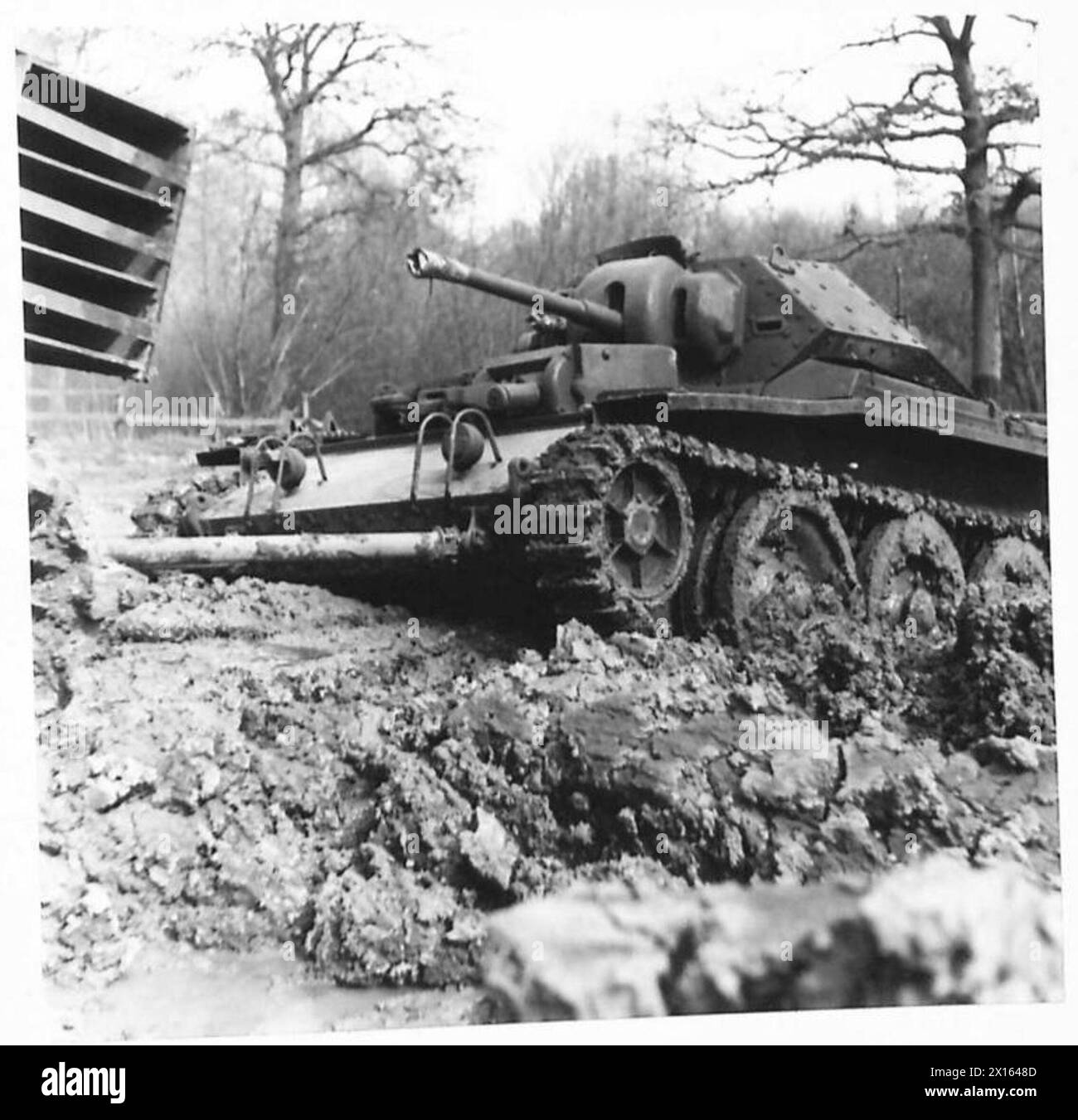 Le réservoir de Covenanter s'est enlisé alors qu'il était tiré par un transporteur à roues. Banque D'Images