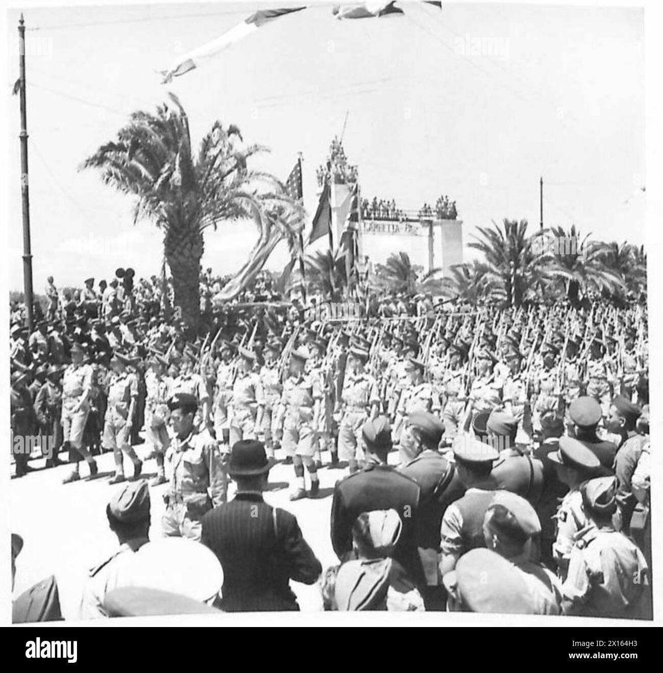 TUNIS ... CÉLÉBRATION DE LA VICTOIRE - Un régiment de gardes marchant devant l'armée britannique Banque D'Images