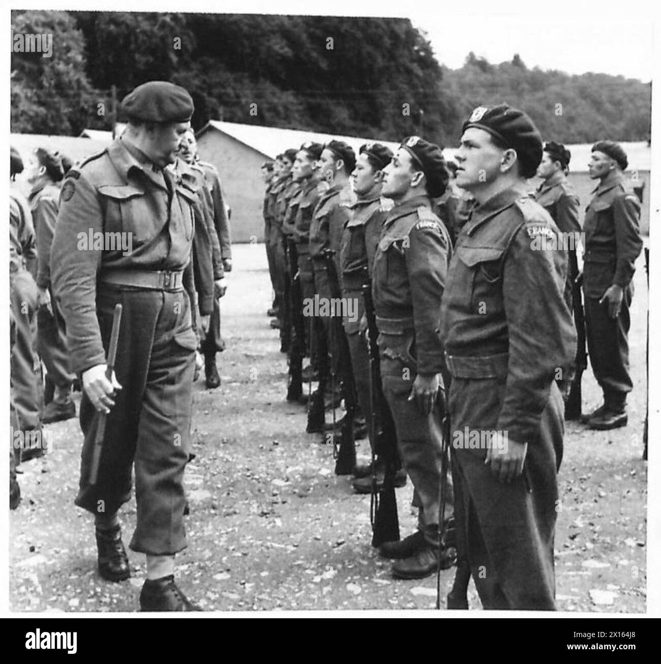 Les soldats du Commando français s'entraînent dans un dépôt de Commando, célébrant le jour de la Bastille avec un défilé et une marche passée, inspectés par le lieutenant Col. C. Vaughan de l'armée britannique. Banque D'Images