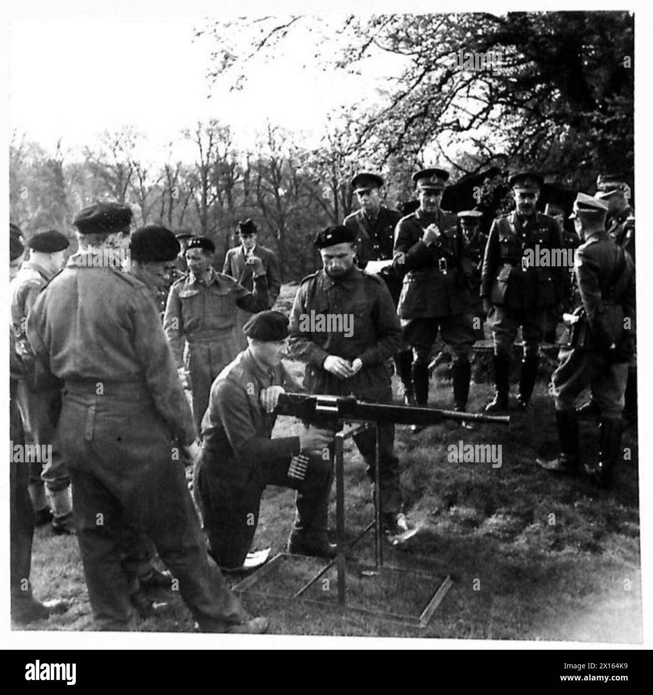 Négatif - le C-in-C avec le Lt. Gen. G. le Q. Martel (commandant du Royal Armoured corps) voit des équipages de chars polonais aux exercices de Gunnery British Army Banque D'Images