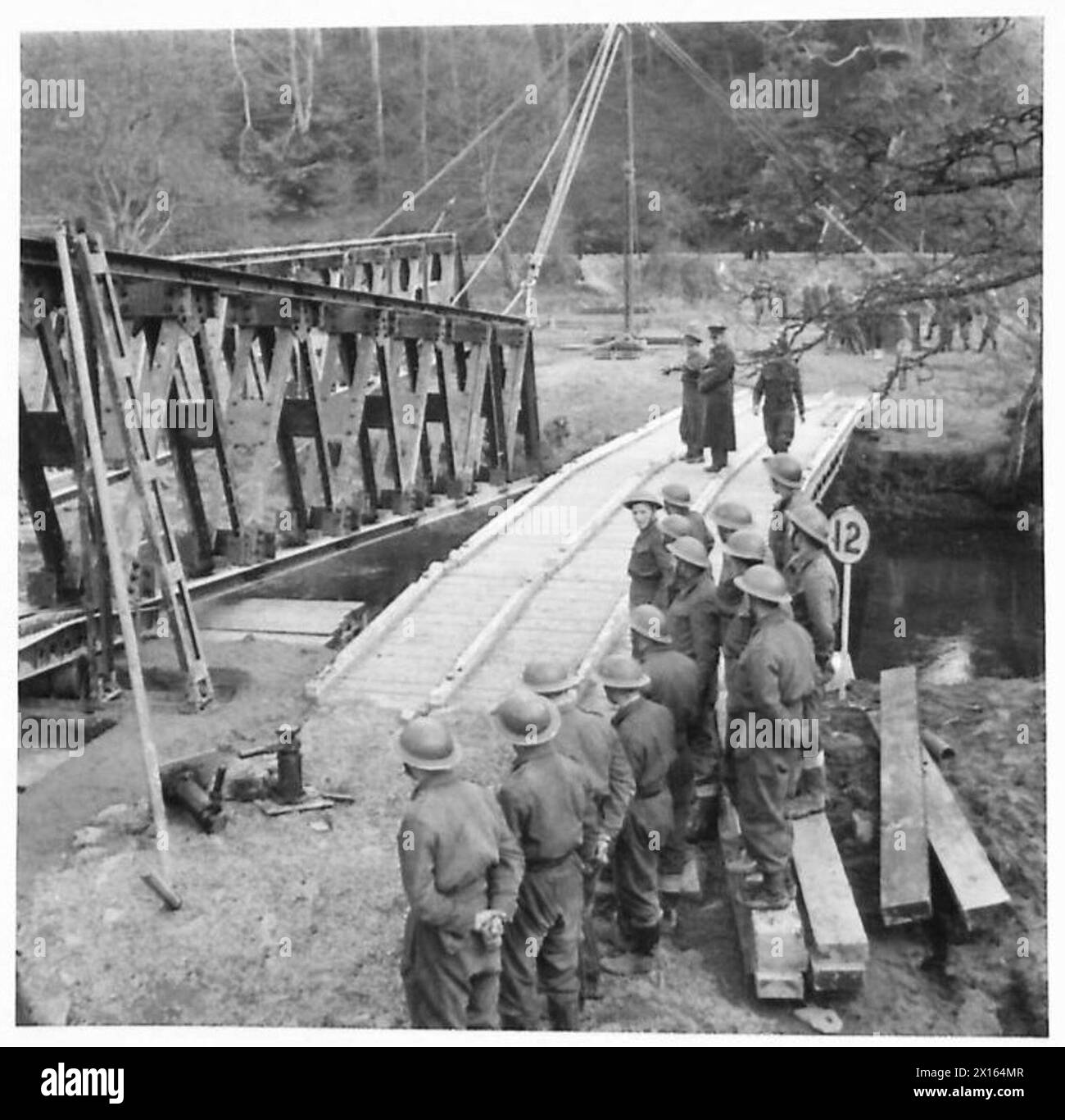 Des sections d'un pont traversent une rivière, y compris un pont à poutres caissonnées qui a été érigé. Banque D'Images