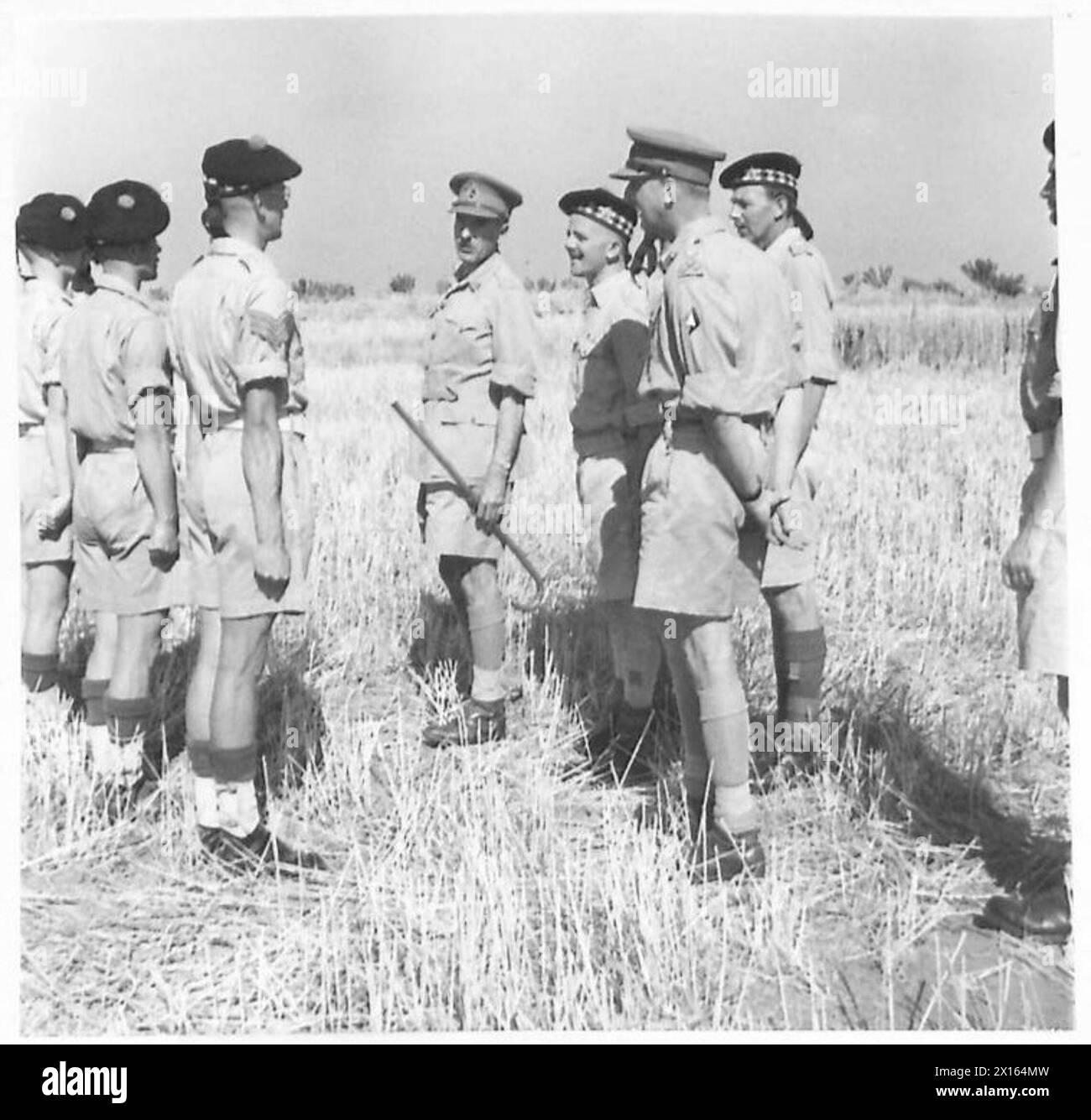 ITALIE : LE MAJOR GÉNÉRAL PENNY VISITE LE RÉGIMENT ÉCOSSAIS - le général Penny inspecte les hommes du 80th Scottish Horse Medium Regiment, R.A British Army Banque D'Images