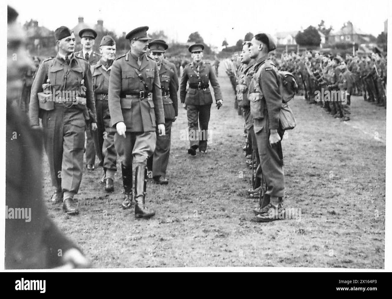 LE DUC DE GLOUCESTER AVEC LES NÉO-ZÉLANDAIS - S.A.R. le duc de Gloucester inspectant un bataillon maori à l'armée britannique du Bas-Bourne Banque D'Images