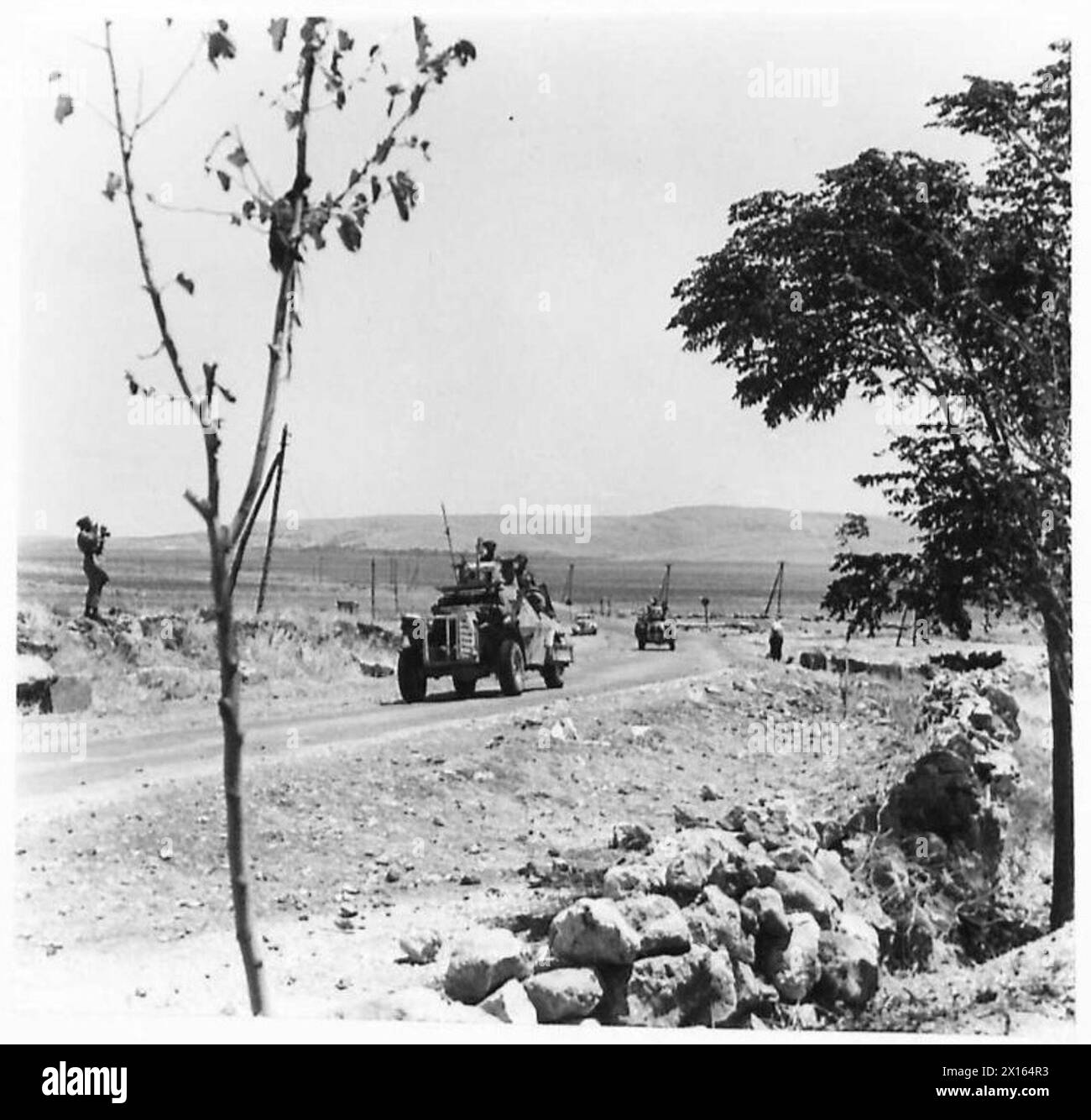 Des véhicules blindés de l'armée britannique patrouillent une route le long de la frontière turque pendant l'occupation de la Syrie, maintenant la sécurité et la présence militaire. Banque D'Images