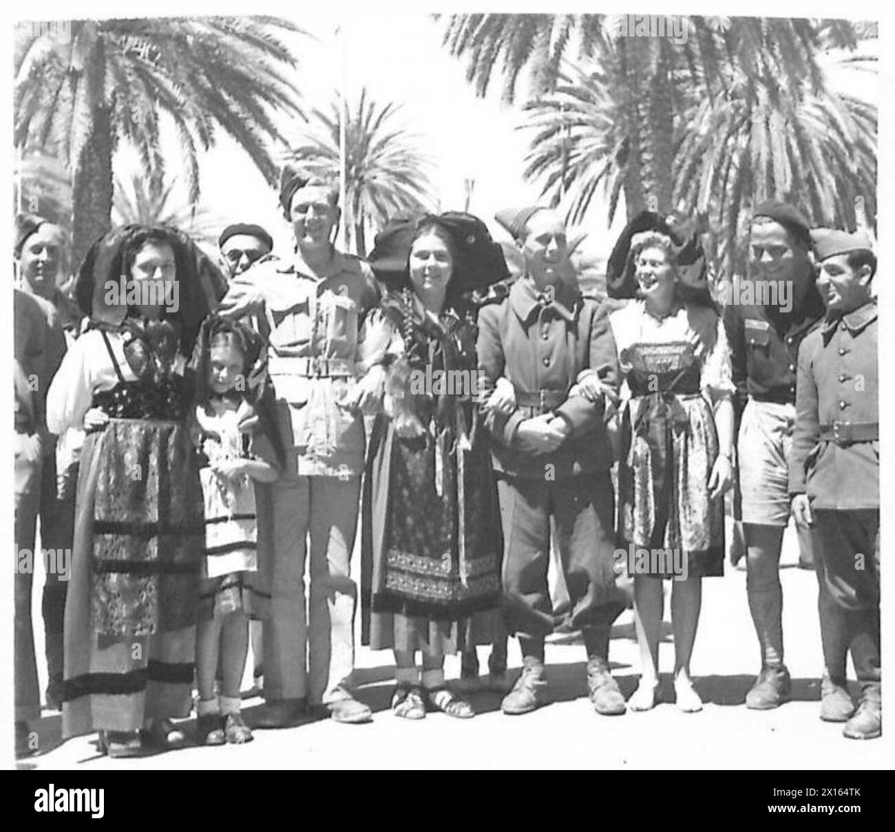 Après un défilé militaire à Tunis, des filles en costume national escortent les troupes britanniques et françaises lors de visites autour de la ville. Banque D'Images