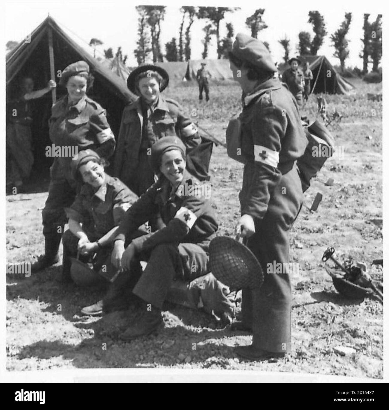 Représente les membres du service infirmier militaire impérial de la reine Alexandra (QAIMNS) travaillant en Normandie, fournissant un soutien médical au personnel de l'armée britannique, 21e groupe d'armées. Banque D'Images
