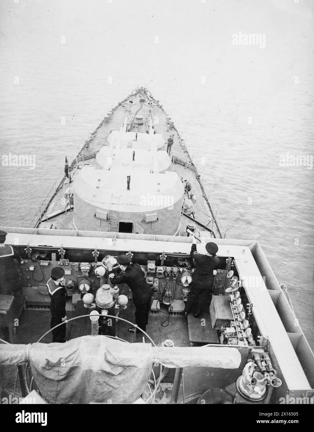 Le HMS Bonaventure, un croiseur léger de classe Dido, est représenté en 1940 avec des tourelles de canon visibles de 5,25 pouces et le pont du navire au premier plan. Banque D'Images