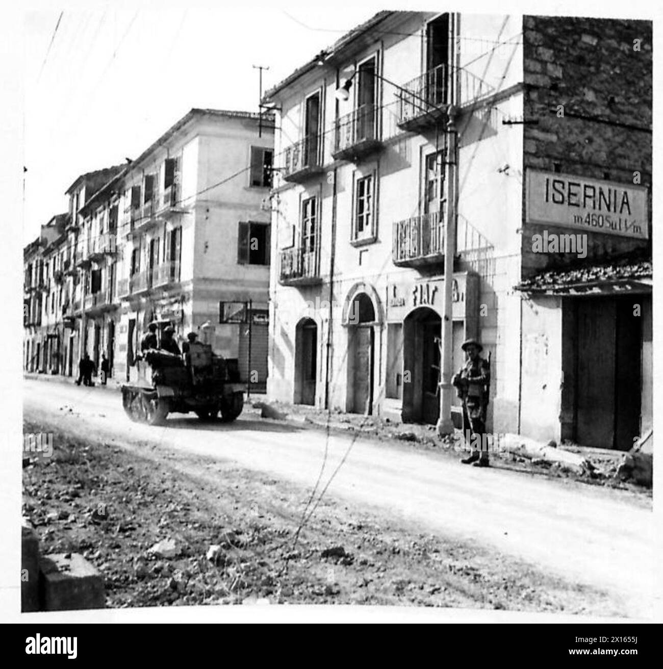 Les porte-avions Bren du 2e régiment Inniskill avancent en Isernia sur le front de la 8e armée en Italie. Banque D'Images