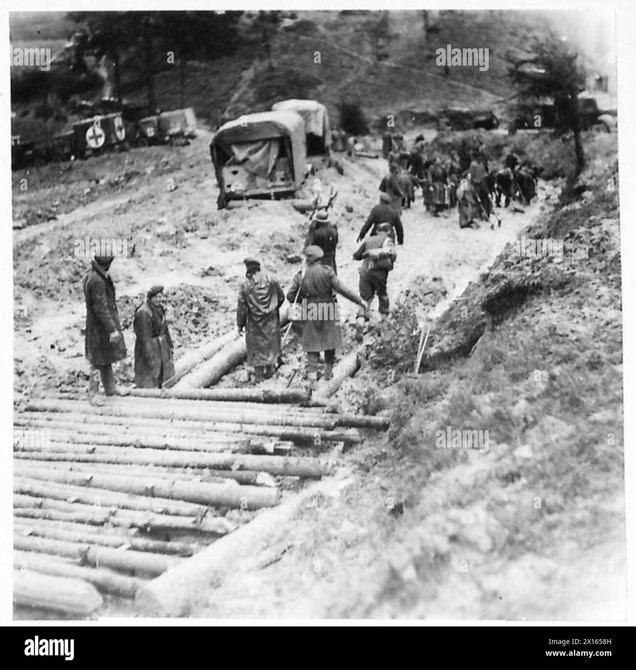 Les ingénieurs royaux posent des fondations en bois pour réparer une voie d'approvisionnement de l'armée sous une pluie battante sous la supervision de la Cinquième Armée en Italie. Banque D'Images