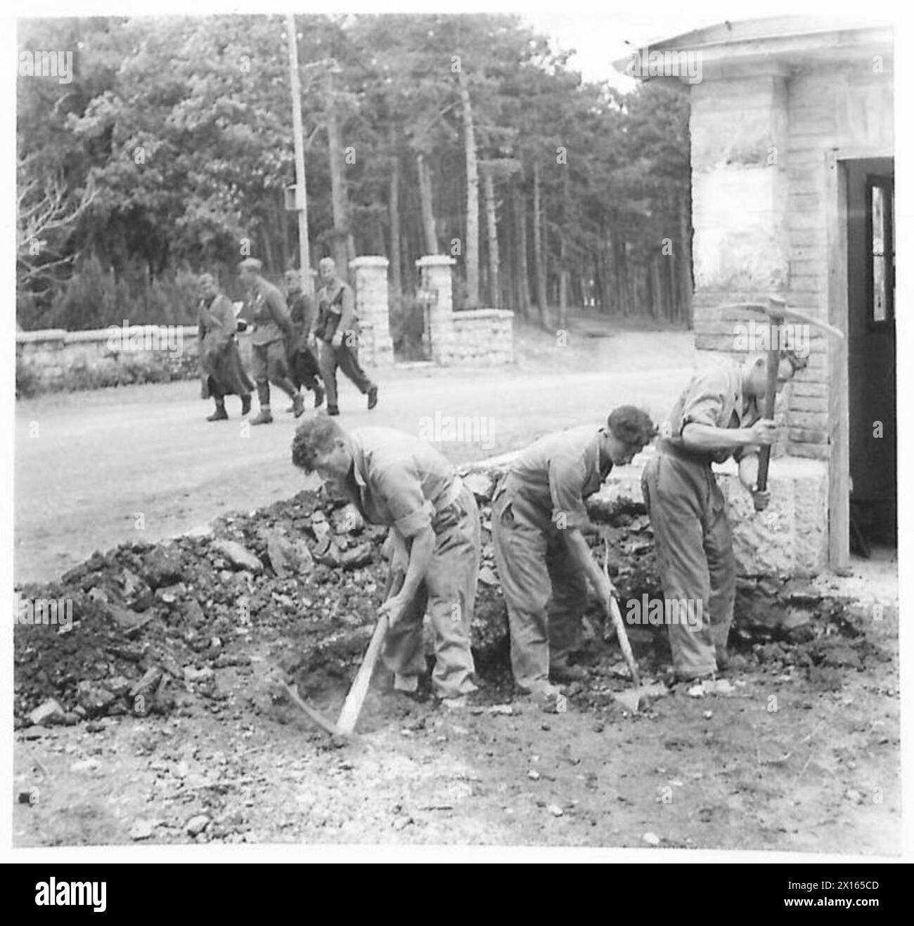 LA HUITIÈME ARMÉE SE DÉPLACE À NOUVEAU - pendant que notre infanterie creuse sur un bord de route les troupes yougoslaves passent le long de la route de l'armée britannique Banque D'Images