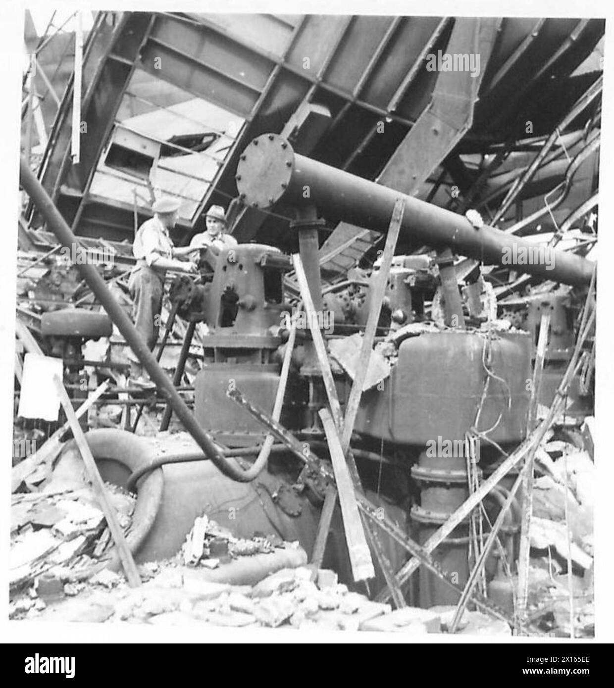 M. Wilber inspecte des générateurs endommagés à la mine de charbon de Bergmannsgluck, en Allemagne du Nord, armée britannique du Rhin. Banque D'Images