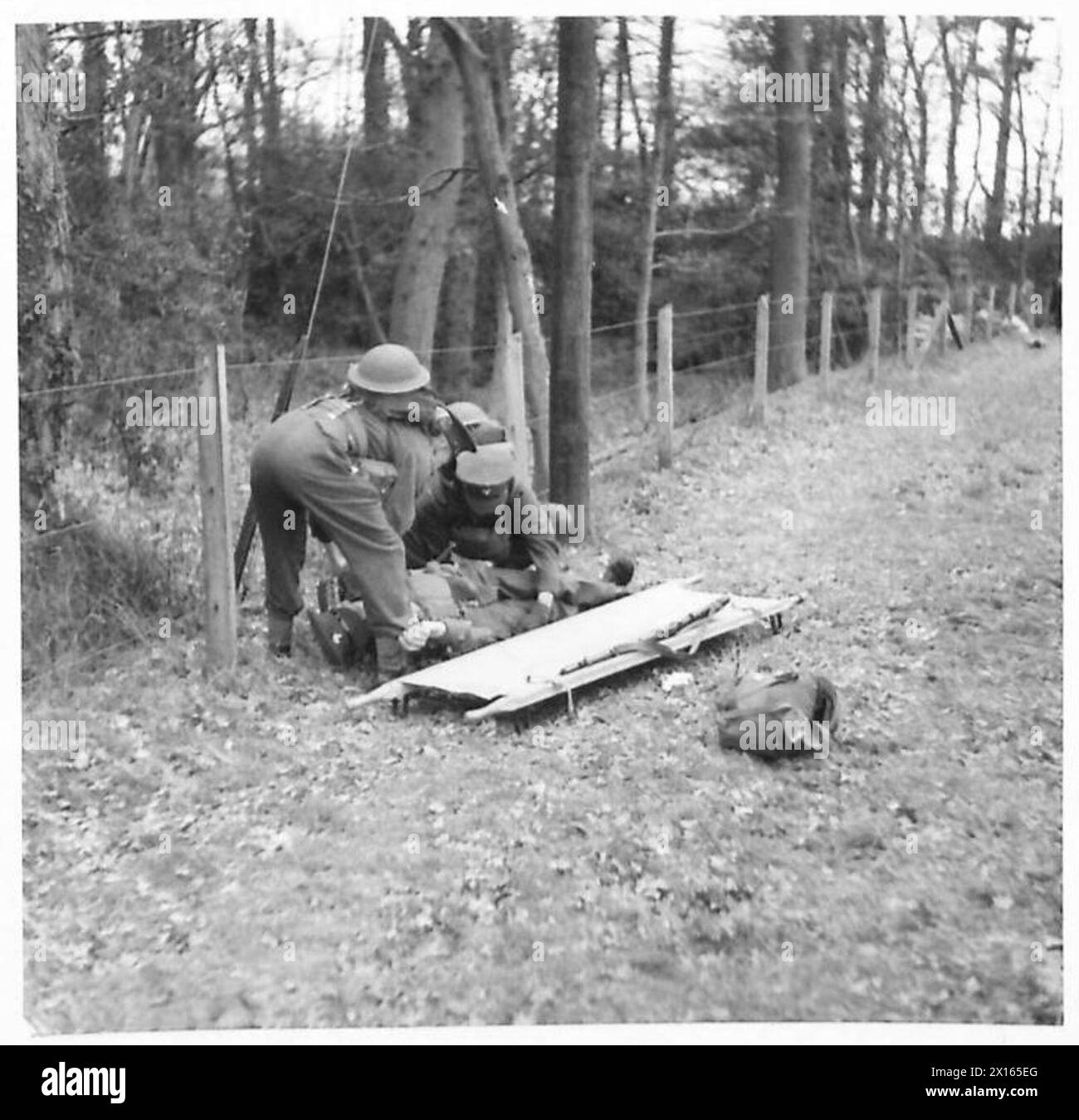 Au cours d'une fausse bataille, une victime est suivie par des brancards des Coldstream Guards à Fleet's Corner, Dorset. Banque D'Images