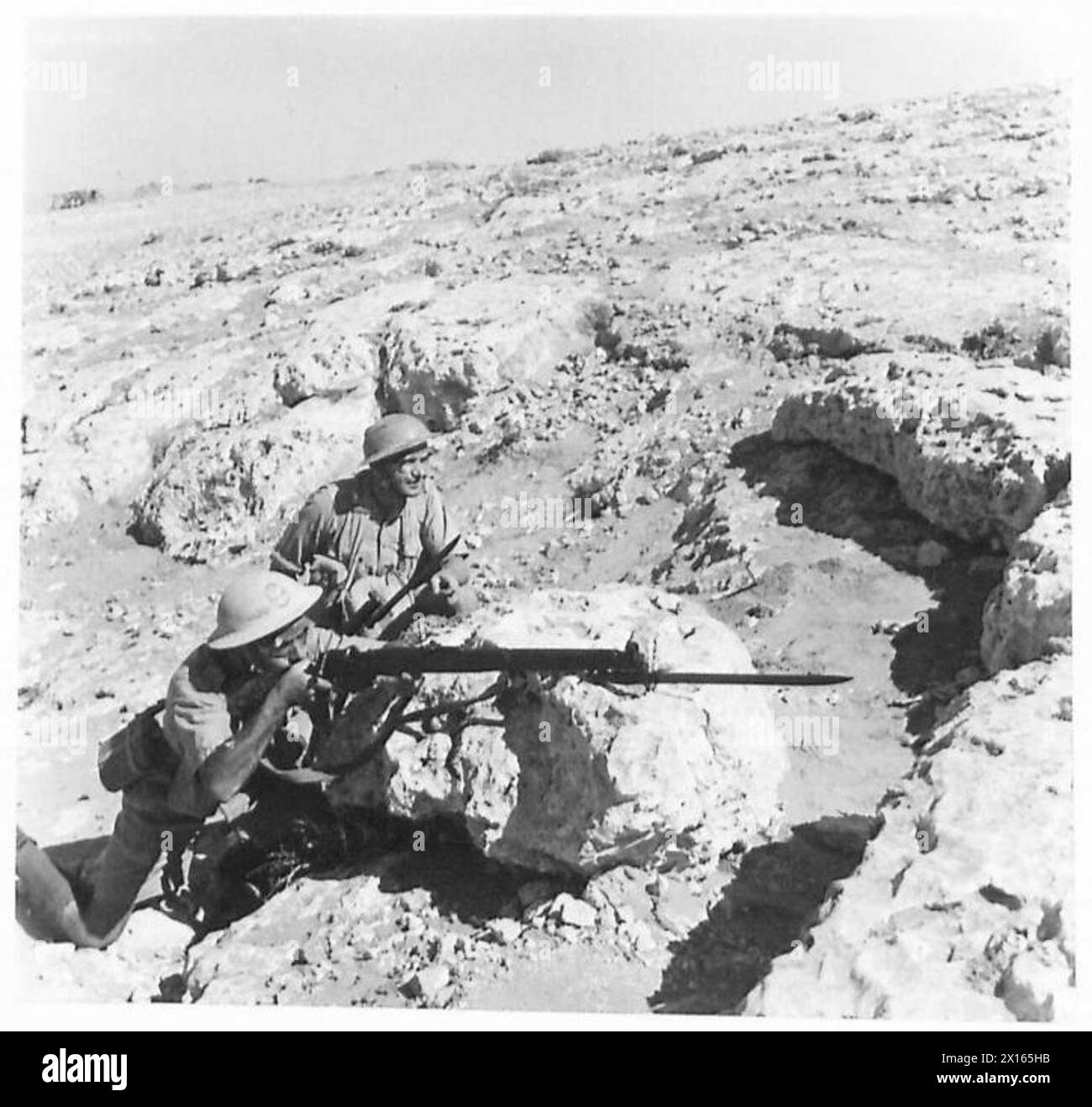Troupes de la Brigade indépendante polonaise des Carpates en position de tir pendant le siège de Tobrouk, le 15 octobre 1941. Armée polonaise, forces armées polonaises dans l'Ouest. Banque D'Images