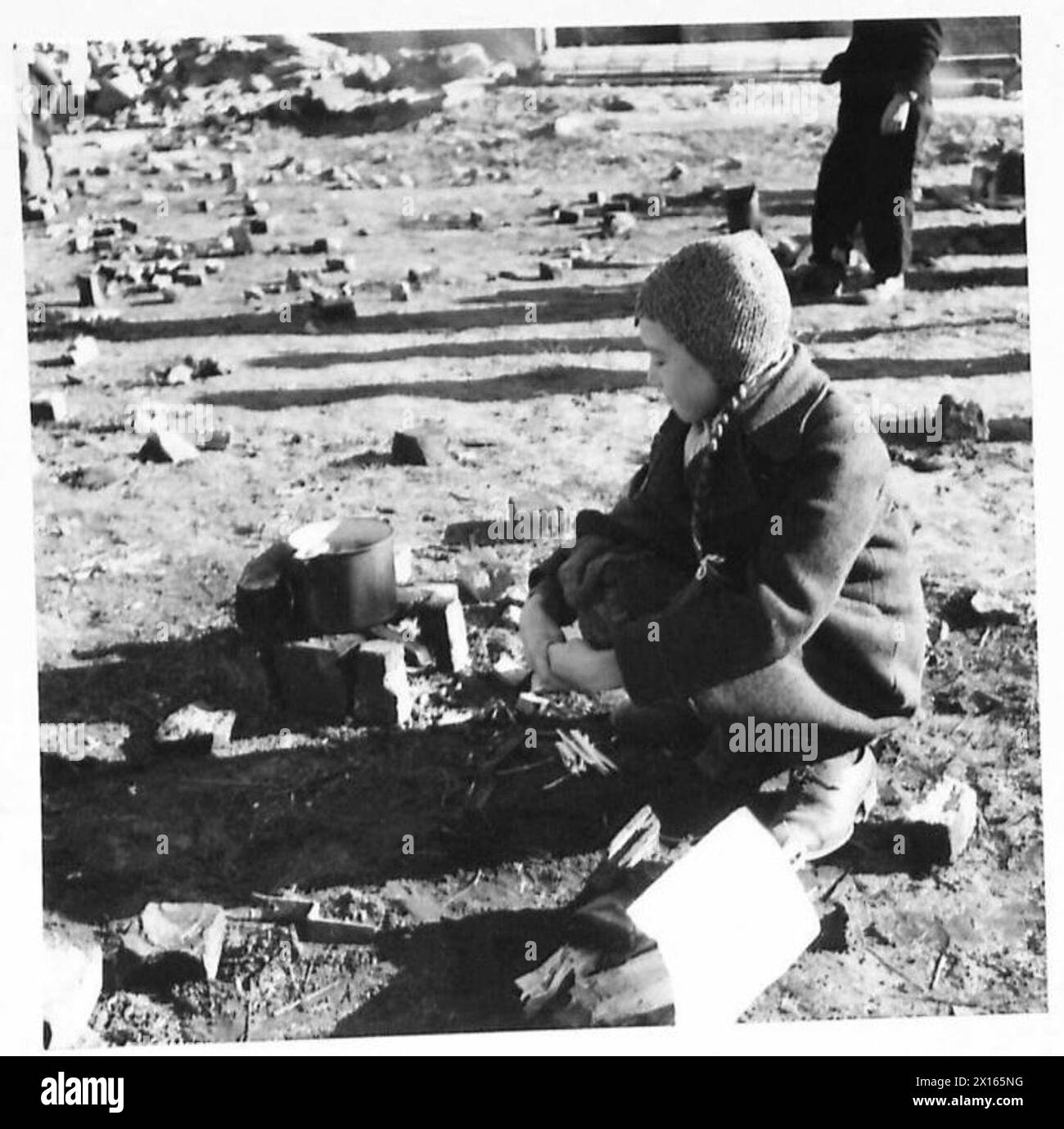 Des photographies prises à Berlin représentent la dévastation de la ville et les personnes déplacées dans un camp de transit, documentées par les artistes de guerre Captain long et Mary Kessell, de l'armée britannique du Rhin. Banque D'Images