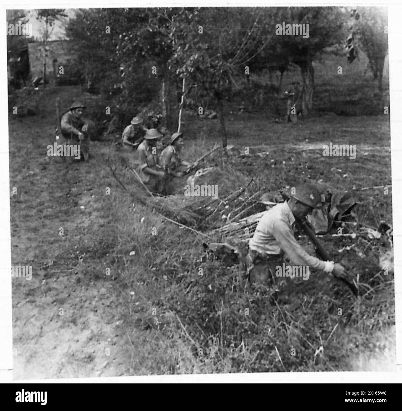 Les fantassins d'un régiment gallois creusent et occupent de nouvelles positions défensives près de la rivière Conca pendant les opérations de la 8e armée. Banque D'Images