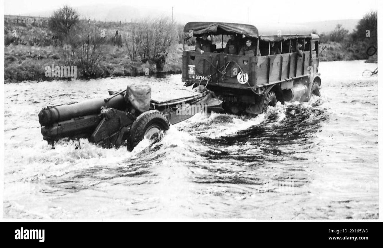 Des tracteurs et des obusiers de 6 pouces traversent un ruisseau écossais en Écosse, documenté par l'armée britannique. Banque D'Images