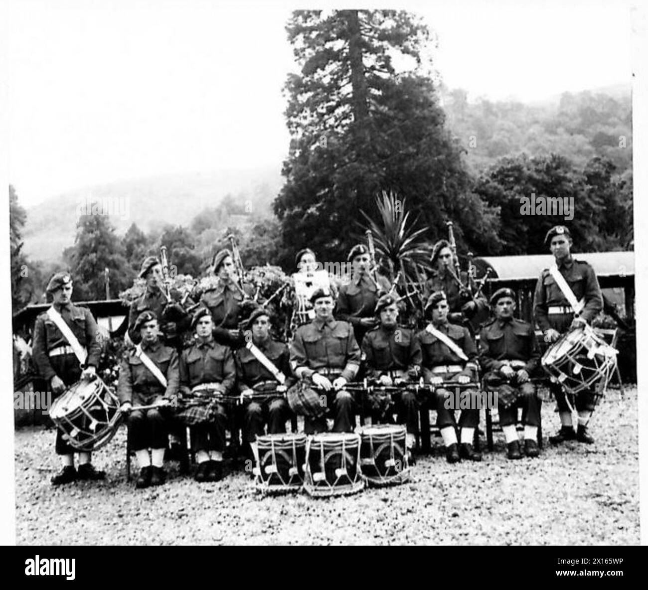 Les soldats du Commando français s'entraînent dans un Commando Depot, accompagnés par le Commando Depot Pipe Band. Banque D'Images