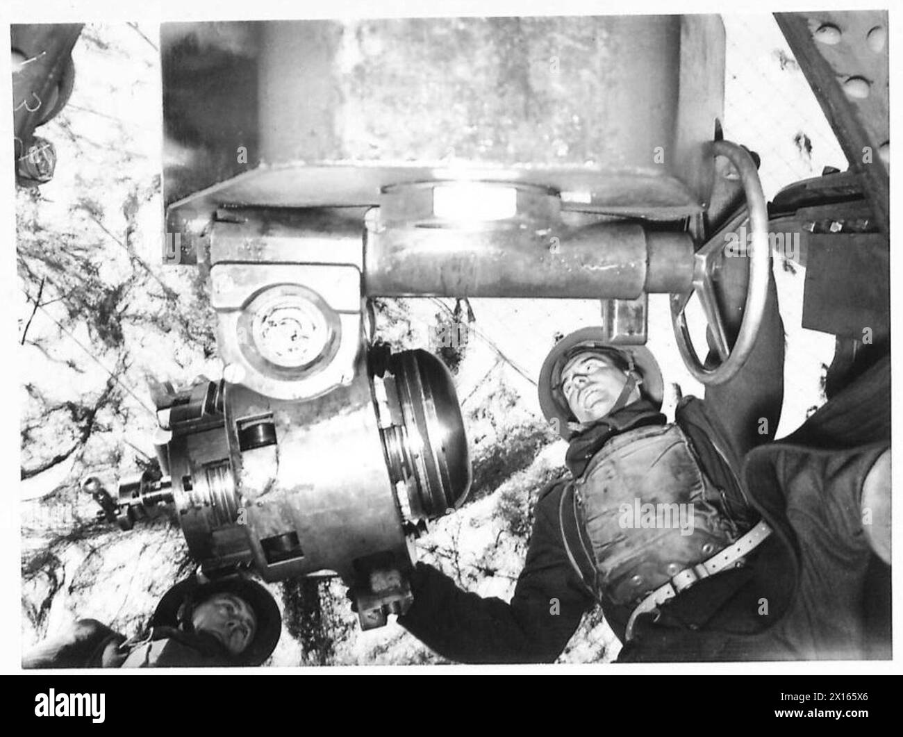 Un bloc de culasse d'un canon d'artillerie de l'armée britannique est montré sur le point d'être fermé en préparation du tir. Banque D'Images