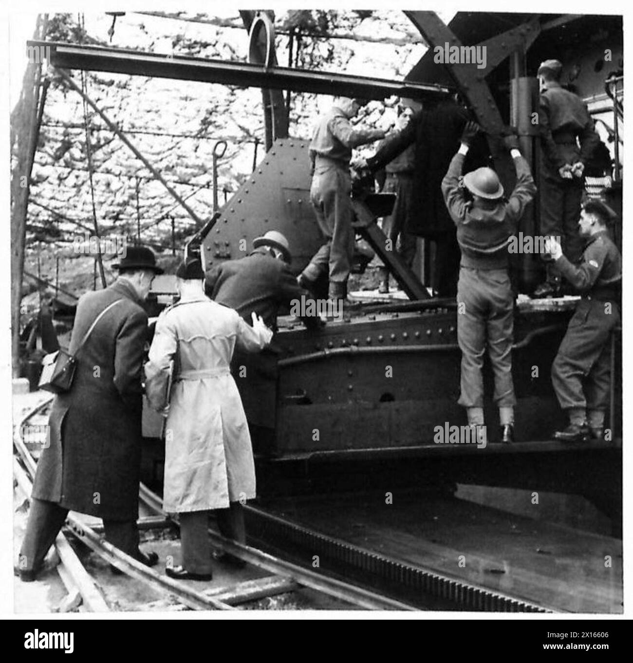Les délégués parlementaires sud-africains inspectent et montent sur des canons traversant la Manche lors d'une visite organisée par l'armée britannique. Banque D'Images