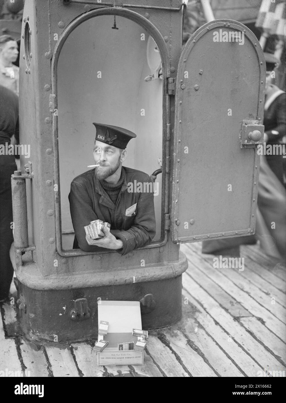 Le 20 novembre 1942, un marin de la Royal Navy reçut une cigarette cadeau à bord du navire. Banque D'Images
