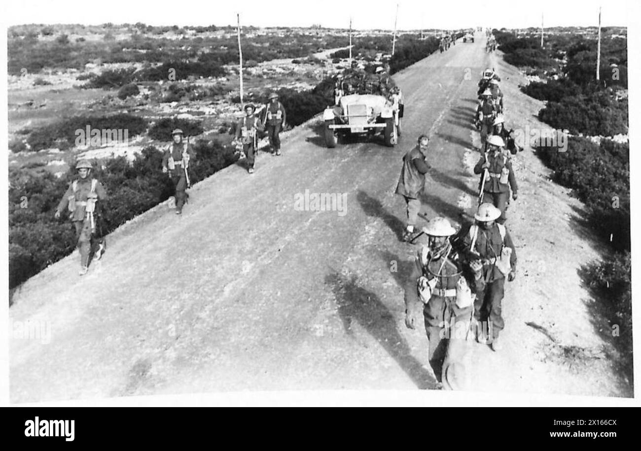 Les hommes et le matériel avancent le long des routes à travers le pays vert à Derna, plus dans le désert. Banque D'Images